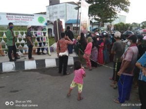 Hanya 10 Ribu, Ratusan Warga Datang Mengambil