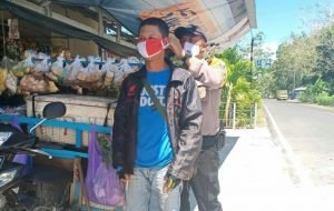 Bhabinkamtibmas Kalahien Bagikan Masker