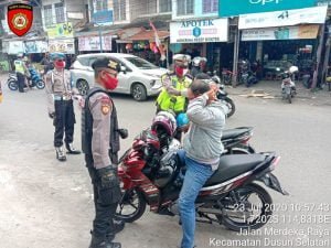 Satlantas Bagikan 300 Masker