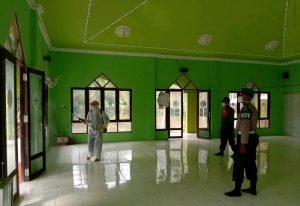 Polsek Dusut Semprot Disinfektan di Dua Masjid