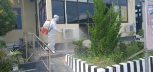 Polres Semprot Disinfektan di Mako