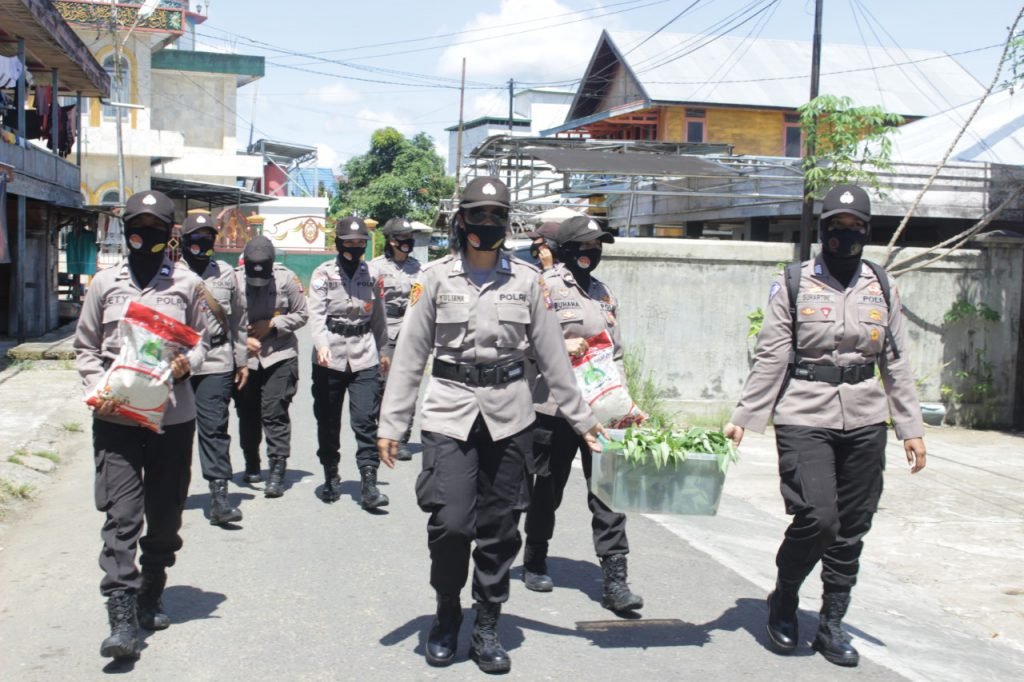 Polwan Bagikan Beras Hasil Kebun Ketahanan Pangan