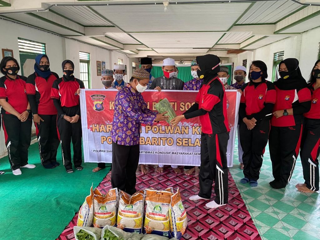 Polwan Sambangi Panti Asuhan