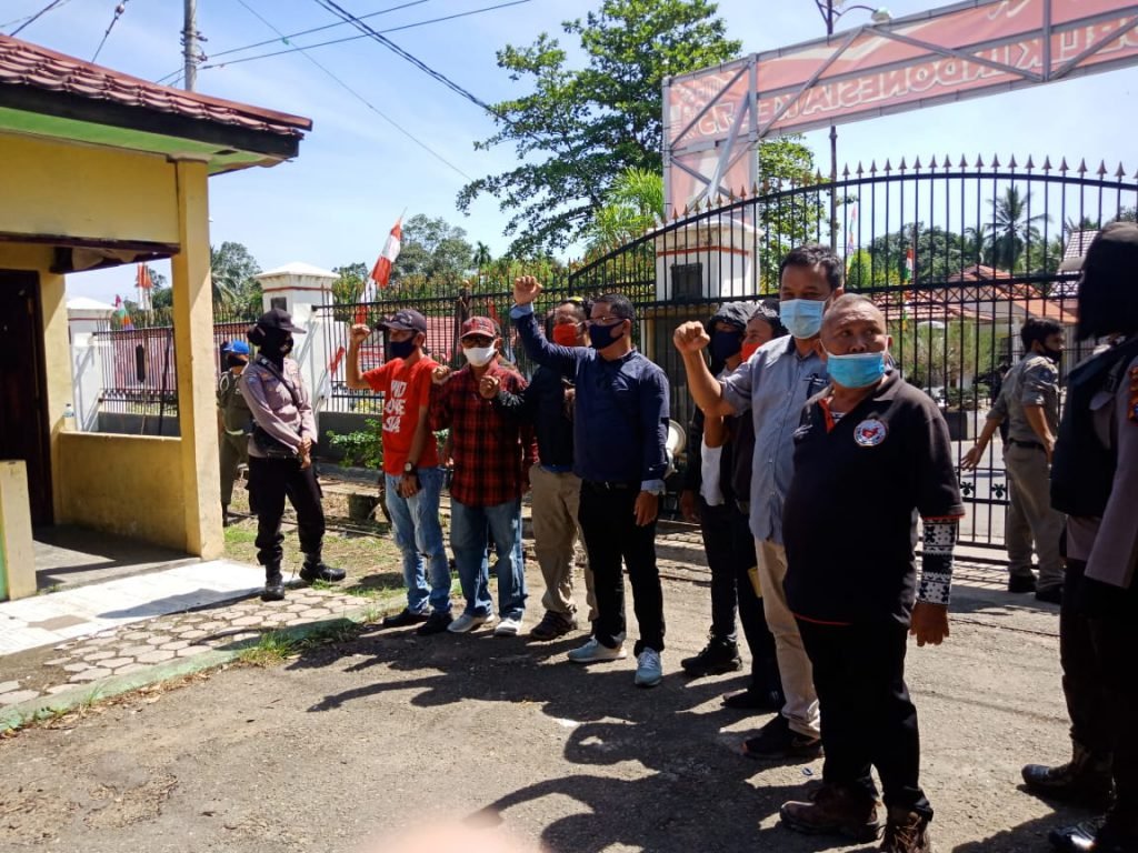 Massa Tuntut Bupati Bartim Mundur