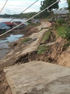 Rumah Terancam Longsor Pemerintah Diminta Relokasi