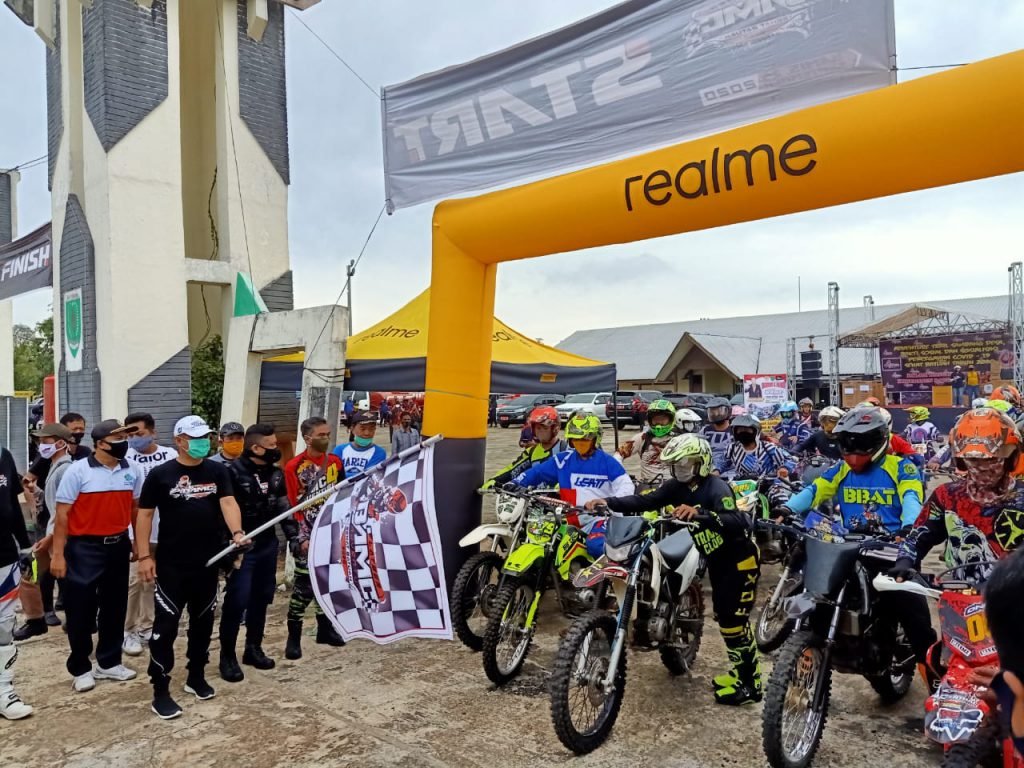 Peserta Adventure Trail Lakukan Bakti Sosial