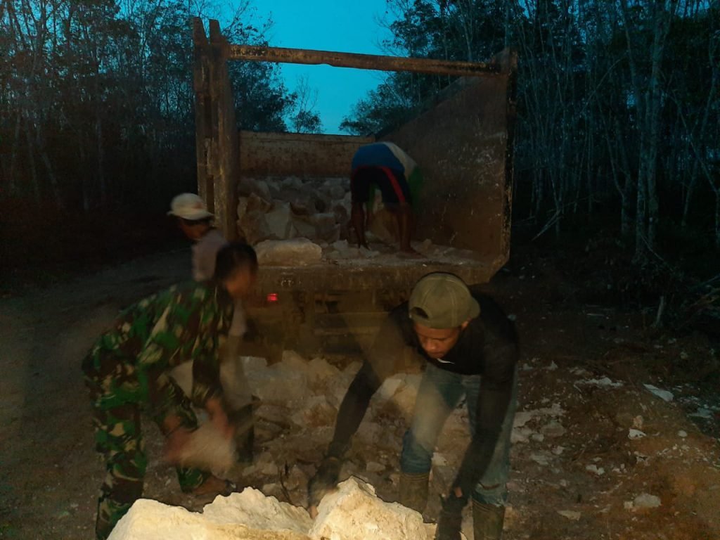 Satgas TMMD Bantu Warga Angkat Batu