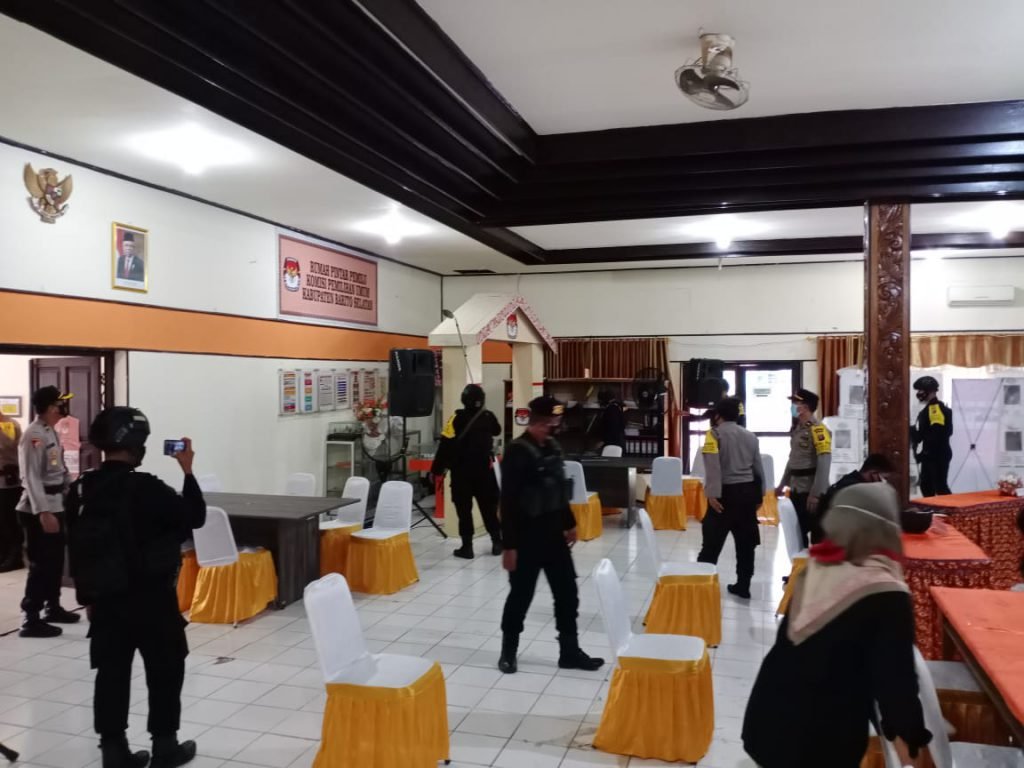 Satbrimob Polda Kalteng Sterilisasi Kantor KPU