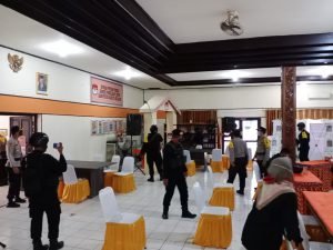 Satbrimob Polda Kalteng Sterilisasi Kantor KPU