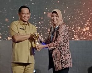 Pemkab Terima UHC Awards Dari Mendagri