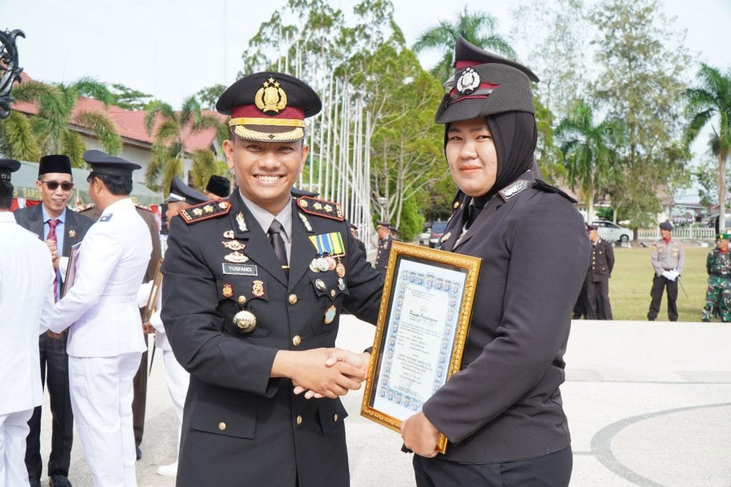 Kapolres Beri Penghargaan Personel dan Masyarakat