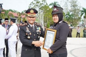 Kapolres Beri Penghargaan Personel dan Masyarakat