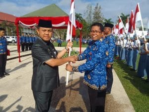 Pemkab Serahkan 1 Ribu Bendera