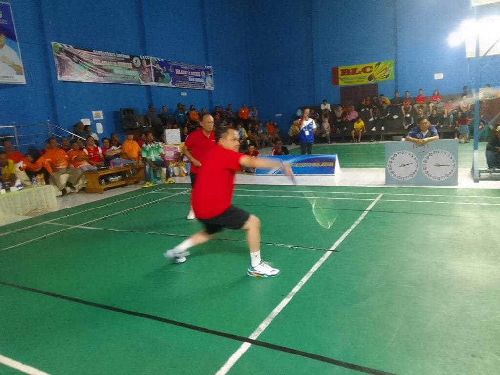 Eksebisi Bulutangkis Antara Pj Bupati Dengan PWI