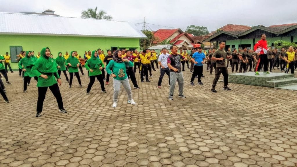 Pj Bupati Barsel Senam Bersama di Kodim 1012 Buntok