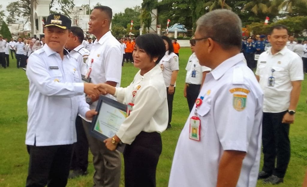 Dinas PUPR Barsel Menerima Penghargaan