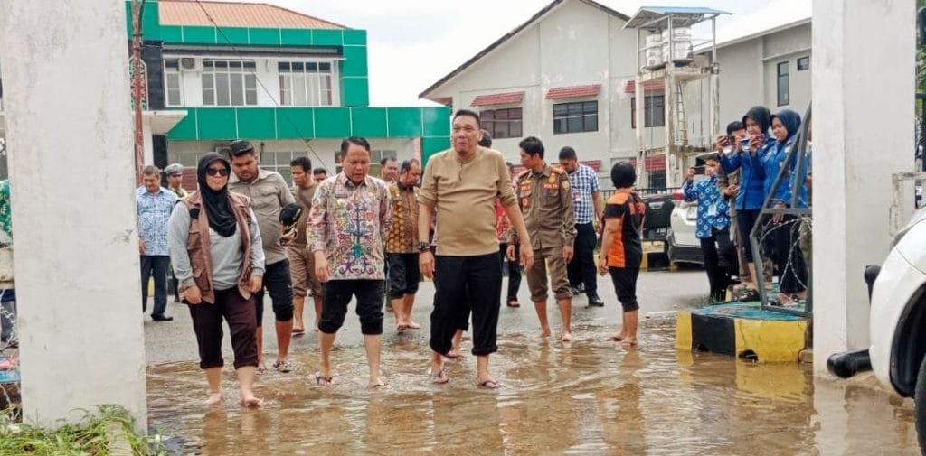 Kantor KPU Tergenang Air Hujan Logistik Pemilu Terendam