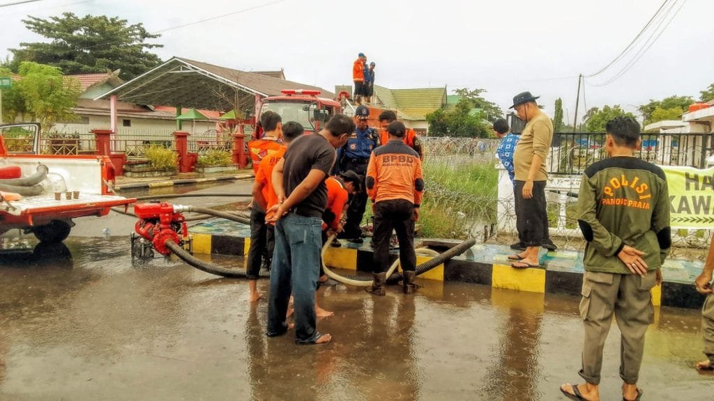 Drainase Mampet Penyebab KPU Barsel Kebanjiran