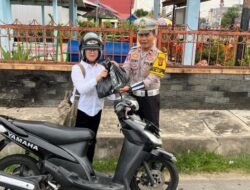 Polres Barito Selatan Beri Bingkisan kepada Pengendara Tertib Berlalu Lintas