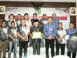 Pj Bupati Barito Selatan Terima Penghargaan dari PWI Pusat