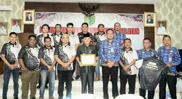 Pj Bupati Barito Selatan Terima Penghargaan dari PWI Pusat