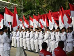 Pemkab Kobar Sambut HUT Ke-79 RI dengan Bagikan 3.500 Bendera Merah Putih kepada Masyarakat