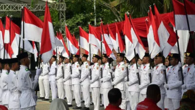 Pemkab Kobar Sambut HUT Ke-79 RI dengan Bagikan 3.500 Bendera Merah Putih kepada Masyarakat
