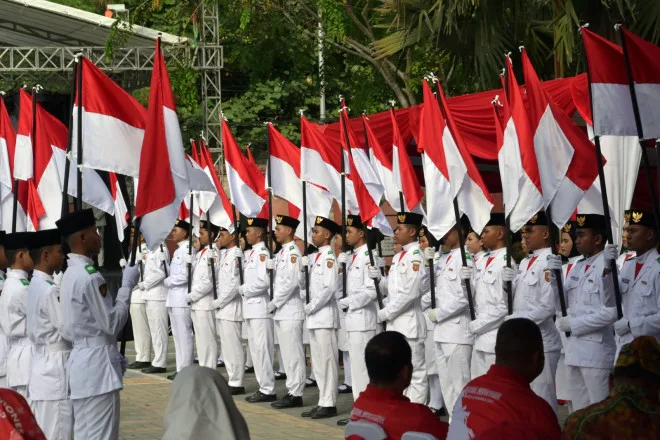 Pemkab Kobar Sambut HUT Ke-79 RI dengan Bagikan 3.500 Bendera Merah Putih kepada Masyarakat