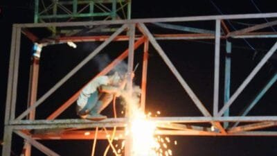 Dinas PUPR Barito Utara Lepas Tiang Baliho Rusak di Muara Teweh untuk Keamanan Masyarakat