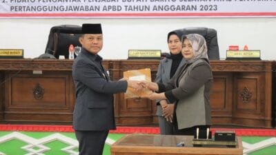 Pj Bupati Barsel Hadiri Rapat Paripurna DPRD, Sahkan Ranperda RPJPD 2025-2045