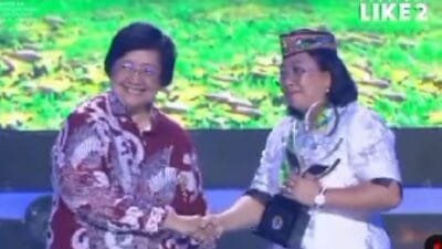 Desa Bagok Terima Trophy Proklim Utama dari KLHK