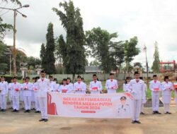 Pj Bupati Barito Selatan Bagikan Bendera Merah Putih untuk Memperingati HUT RI ke-79