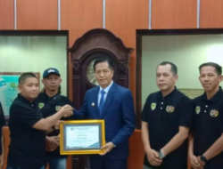 Pj Bupati Barito Utara Drs. Muhlis Terima Penghargaan Sahabat Pers dari PWI