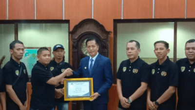 Pj Bupati Barito Utara Drs. Muhlis Terima Penghargaan Sahabat Pers dari PWI