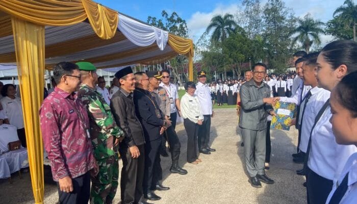 Penyerahan SK Bukti Komitmen Pemerintah