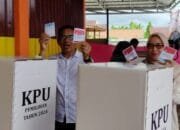 Wakil Ketua I DPRD Barsel, Ideham, Berikan Suara di TPS 19 Bersama Keluarga