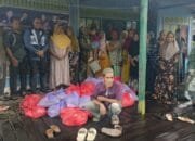 Di Tengah Hujan Deras, Rinto Rahman Tetap Bagikan Sembako ke Warga Barsel