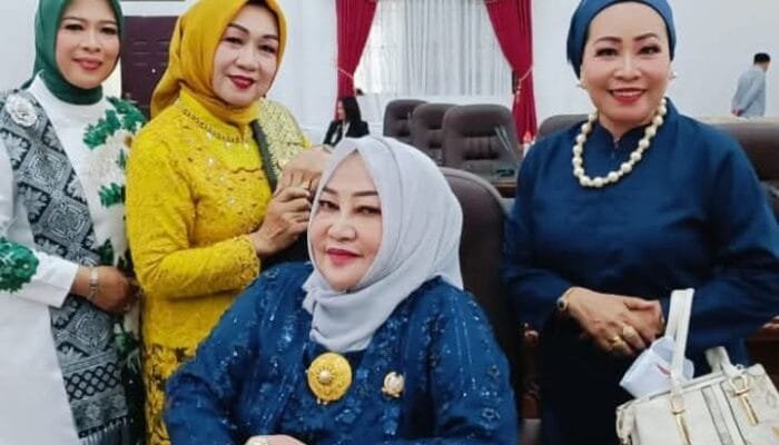 Rusinah Bagikan Paket Sembako