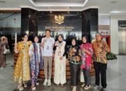 Pengawas  Rutin Mengawasi Proyek