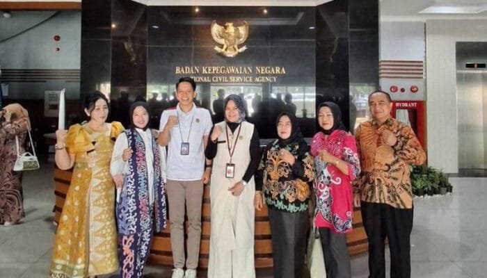 Pengawas  Rutin Mengawasi Proyek