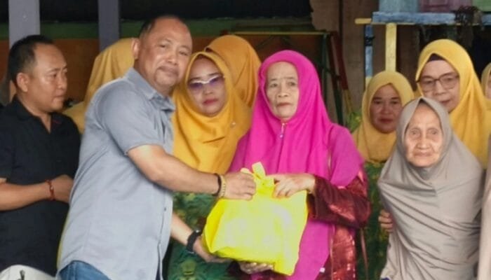 Bupati Barsel Serahkan Sembako Peduli Kasih Sambut Ramadan di TK Al Hidayah
