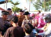 Ramadan Berkah, Kapolres Barsel dan Bhayangkari Bagikan Takjil di Bundaran HI Buntok