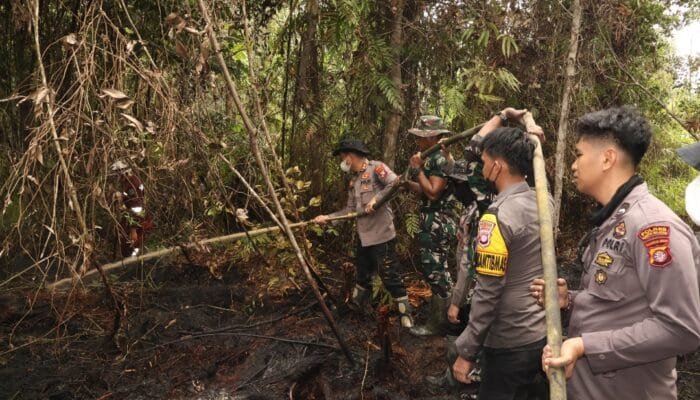 Kapolres Dan Wabub Pimpin Padamkan Titik Api Di Masimpun Desa Kalahien